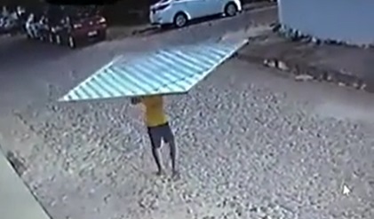 Suspeito saiu com o portão na cabeça pelas ruas de Parnaíba após furto